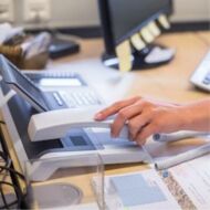Telefonhörer auf Schreibtisch wird gegriffen