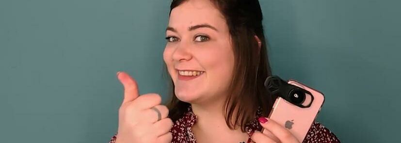 Junge Frau Daumen hoch und Handy in der Hand