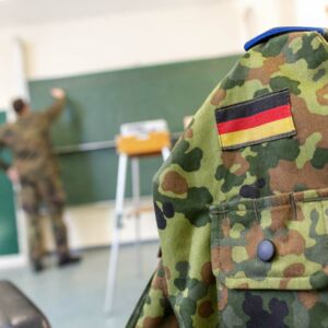 Soldatenjacke über Stuhl in Schulungsraum