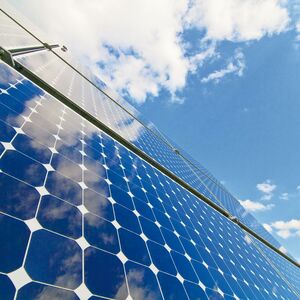 Solarpanele unter sonnigem Himmel