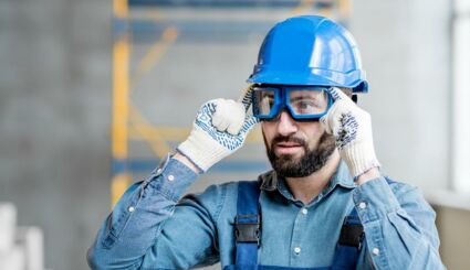 Mann mit Schutzkleidung auf Baustelle