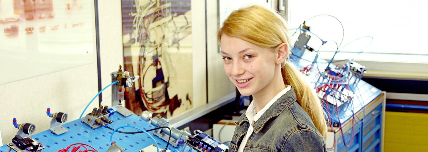 Mädchen an Übungstisch für Elektrotechnik