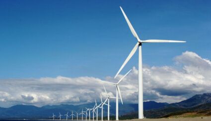 Reihe von Windkraftanlagen an der Küste - Erneuerbare Energien