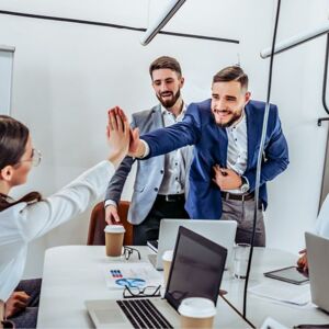 Büro - zwei technische Betriebswirte (Frau und Mann) geben sich High-Five