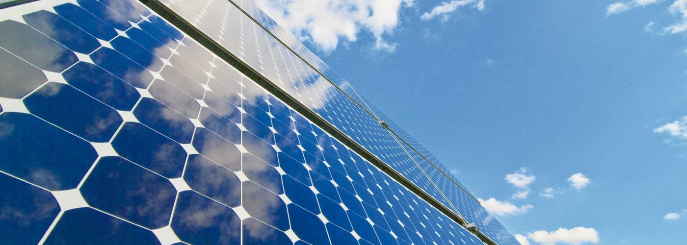 Solarpanele unter sonnigem Himmel