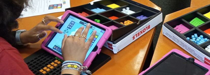 MINT4girls in der Gemeinschaftsschule Kronshagen - Mädchen an Tablet