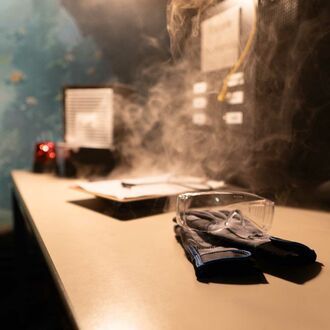 Escape Game von NORDCHANCE Discover - Tisch mit Elektrorätsel
