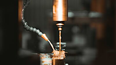 Kühlschmierstoff bei der Metallbearbeitung: die Flüssigkeit kühlt den Bohrer