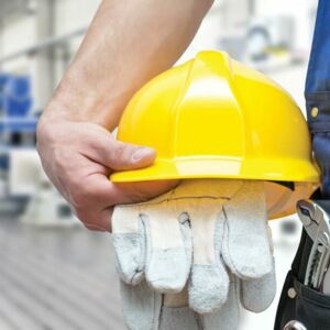 Große Werkstatt, Helm und Arbeitshandschuhe in der Hand
