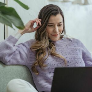 Frau liest auf Laptop