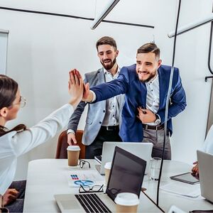 Büro: zwei technische Betriebswirte (Frau und Mann) geben sich High-Five