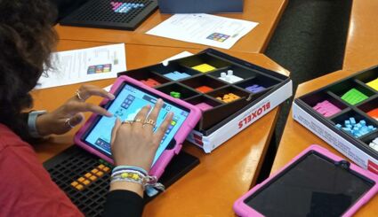 MINT4girls in der Gemeinschaftsschule Kronshagen - Mädchen an Tablet