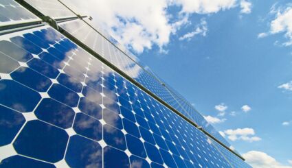 Solarpanele unter sonnigem Himmel