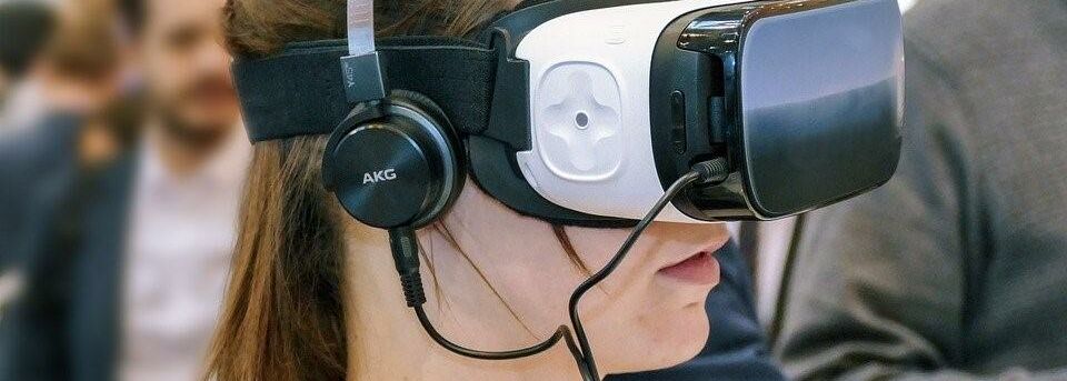 Junge Frau mit VR-Brille