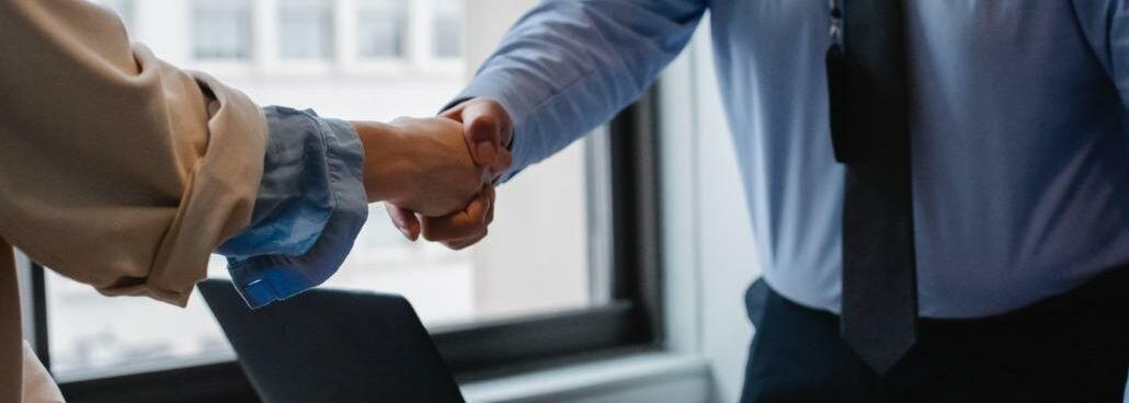 Handschlag über Schreibtisch