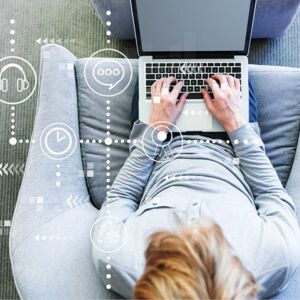 Von oben - Mann auf Sessel mit Laptop auf Schoß