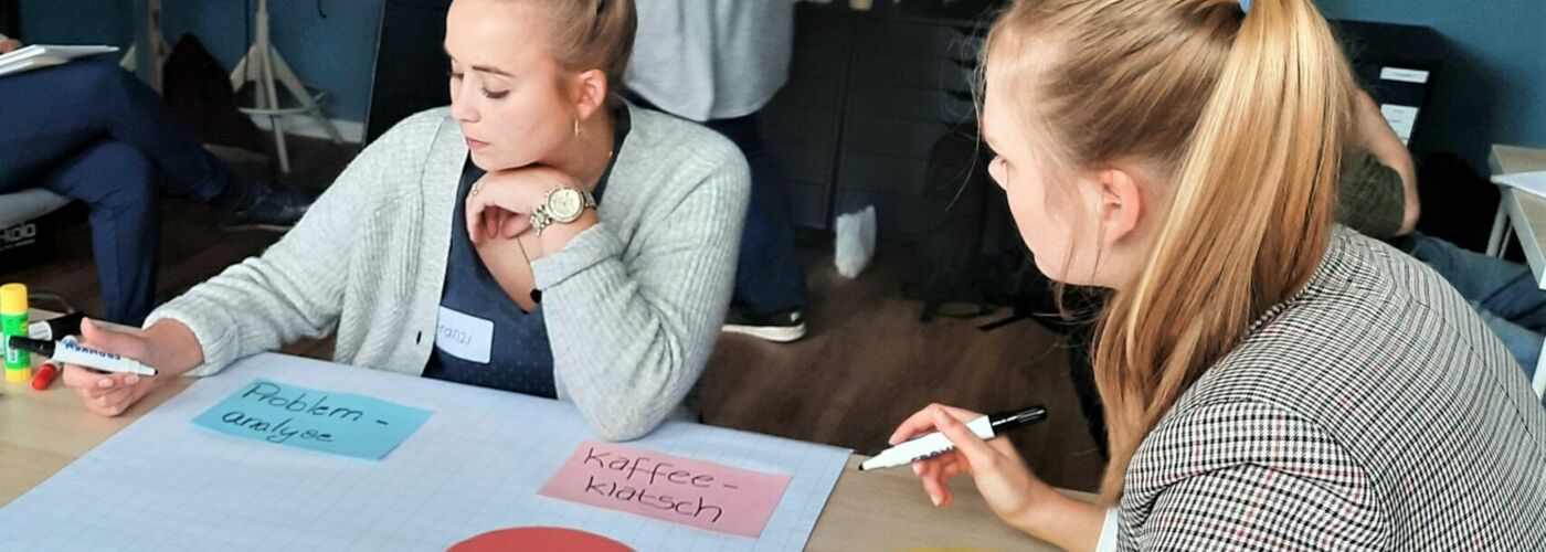 Auszubildende erstellen Plakat zum Thema Motivation