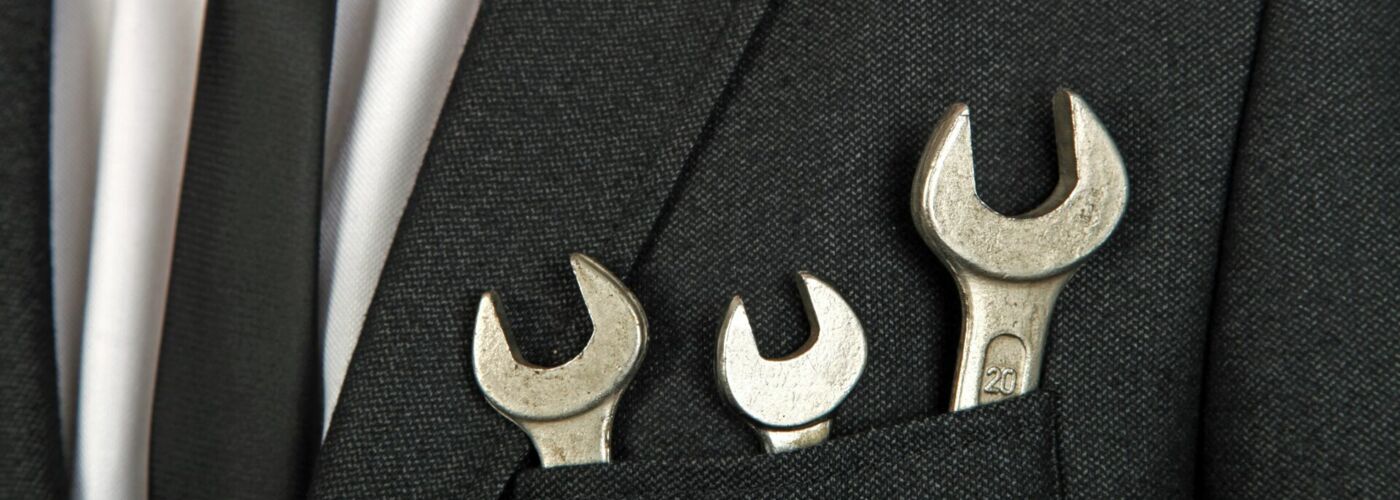 Anzug mit Schraubenschlüsseln in Brusttasche