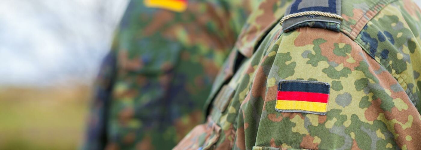 Zwei Personen in Bundeswehrkleidung
