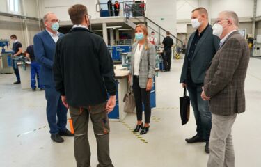 Handarbeitsplätze bei der Eröffnung des Ausbildungszentrums