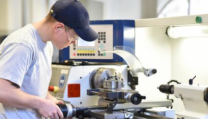 Auszubildender an Drehmaschine