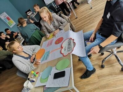 Auszubildende in Gruppenarbeit beim ANKER-Workshop